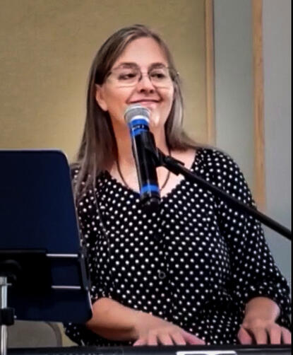 Ronautta Wilson performing, singing and accompanying herself on the keyboard
