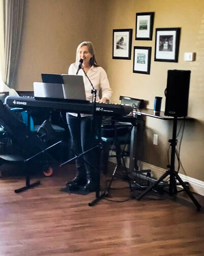 Ronautta Wilson playing keyboard and singing at an assisted living home